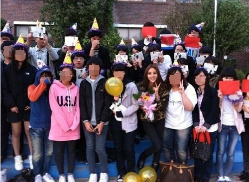 일반인 속 손담비 팬들 사이에서 자체발광 눈에 확 들어오네 뉴스웨이