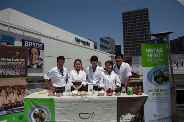 CJ제일제당이 한식 알리기 단체인 '비빔밥 유랑단'을 3년 연속 후원한다. 사진은 지난해 미국에서 열린 비빔밥 유랑단의 미국 샘플링 행사 ⓒ CJ제일제당