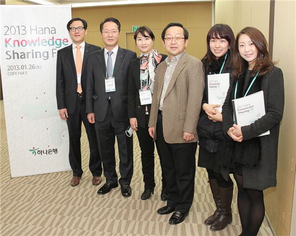 김종준 하나은행장이 26일 서울 삼성동 코엑스 몰에서 열린, 2013 Hana Knowledge Sharing Fair에 참석해 직원들과 함께 사진 촬영을 하고 있다. ⓒ하나은행