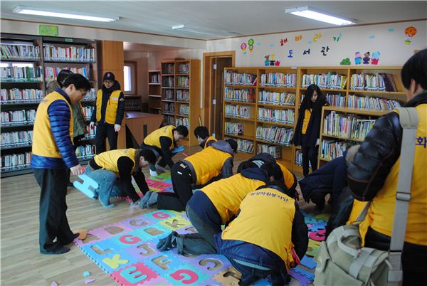 지난 26일 대구 동구 검사동 한국SOS어린이마을에서 봉사활동 중인 화성자원봉사단원 모습 ⓒ화성산업