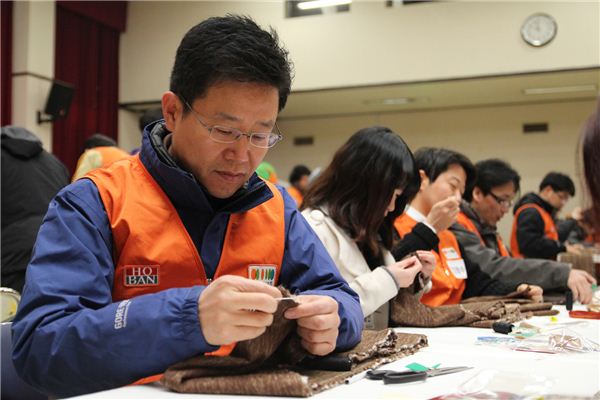 지난 26일 서초구청 대강당에서 열린 호반건설 ‘따뜻한 목도리 만들기’ 행사에서 바느질하는 최종만 대표이사 ⓒ호반건설