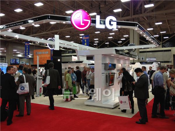 LG전자가 세계 최대 공조 전문 전시회 ‘아쉬레 엑스포’에 참가, 223평방미터 규모의 부스에서 고효율 시스템에어컨 신제품 20여 종을 대거 선보였다. ⓒLG전자 제공