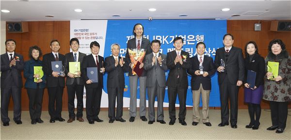 조준희 IBK기업은행장(오른쪽 여섯번째)과 박금렬 보건복지부 나눔정책추진단장(오른쪽 다섯번째), 이용흥 한국사회복지협의회 부회장(왼쪽 여섯번째)이 수상자들과 기념촬영. ⓒIBK기업은행