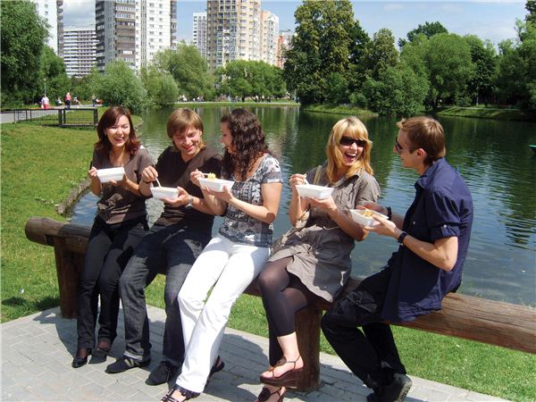 러시아의 한 공원에서 러시아인들이 팔도 도시락면을 먹고 있다. ⓒ 팔도