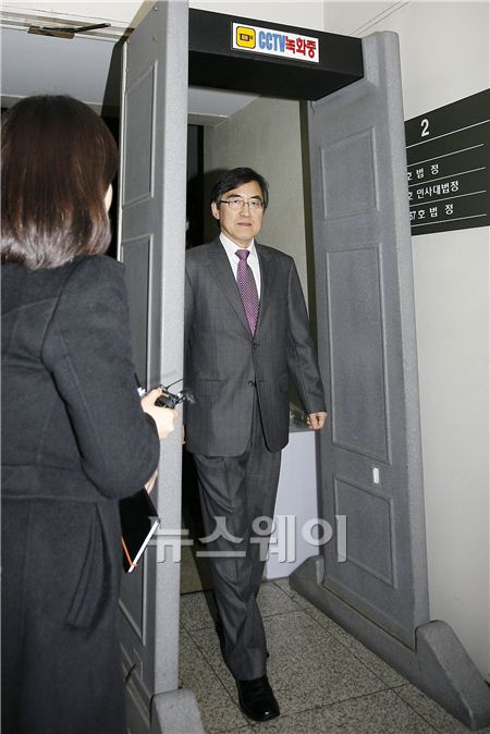 삼성 측 소송 대리인 윤재윤 변호사가 재판을 마친 뒤 나서고 있다. ⓒ 김준영 기자