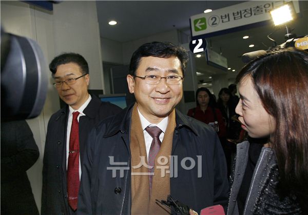 이맹희 측 대리인 차동언 변호사가 재판을 마친 뒤 나서고 있다. ⓒ 김준영 기자