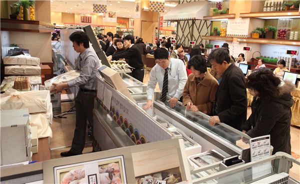 신세계백화점 식품 매장을 찾은 고객들이 매장 내 판매 사원으로부터 선물세트에 대한 설명을 듣고 있다. ⓒ 신세계백화점