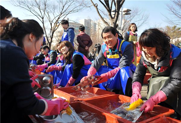 2일 부산은행 지역봉사단원들이 부산시청 녹음광장에서 무료급식 행사를 진행한 후 설겆이를 하고 있다.