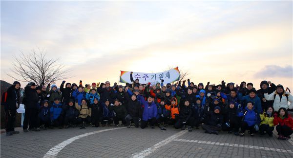 지난 2일 김포시 문수산에서 신동아건설 임직원 100여명이 '2013년 경영목표 달성 수주기원제'를 올리고 수주의지를 다졌다.ⓒ신동아건설