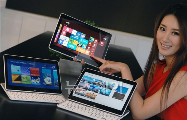 사진은 LG전자 모델이 LG전자가 6일 새롭게 출시한 탭북 Z160을 소개하는 모습. ⓒLG전자 제공