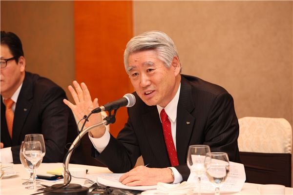 6일 안택수 신용보증기금 이사장이 서울가든호텔에서 기자간담회를 열고 올해 주요 업무추진 방향에 대해 설명하고 있다.