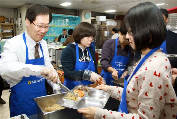 NH농협손해보험 김학현 대표이사가 나눔의 둥지에서 점심을 배식하고 있다.  ⓒNH농협손해보험 제공