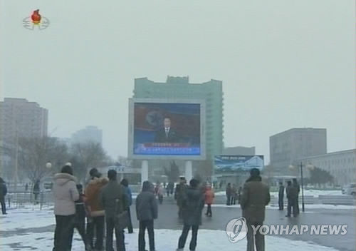 평양시민들이 12일 전광판을 통해서 보도된 핵실험 소식을 지켜보고 있다. 2013.2.12 (조선중앙TV) ⓒ 연합뉴스