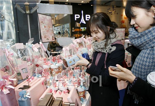 발렌타인데이를 맞아 초콜렛을 구매하는 여성 고객들 ⓒ 김준영 기자