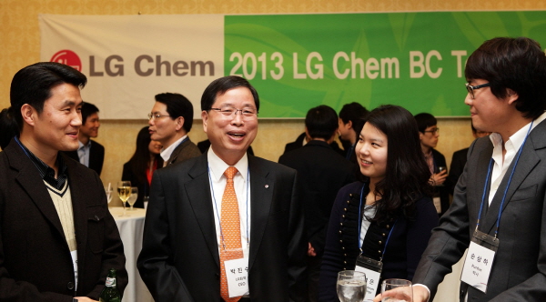 LG화학 CEO 박진수 사장(사진 앞줄 왼쪽에서 두번째)이 행사에 참석한 학생들을 만나 회사의 강점을 소개하며 담소를 나누고 있는 모습. ⓒ LG화학