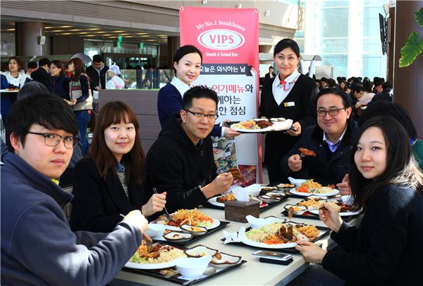 CJ프레시웨이가 지난 15일 수원 광교동 차세대융합기술연구원 구내식당에서 '빕스'의 메뉴를 선보이는 '그룹 시너지 이벤트' 행사를 펼쳤다. ⓒ CJ프레시웨이