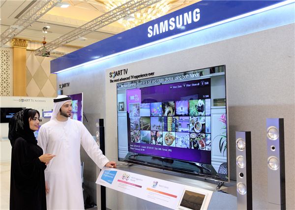 아랍에미리트 두바이에서 개최된 삼성중동포럼 전시장을 찾은 관람객들이 '13년형 삼성 스마트TV F8000을 살펴보고 있다.ⓒ삼성전자