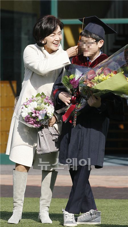 홍라희 리움 관장이 손자의 졸업식에 참석하여 축하해 주고 있다. ⓒ 김준영 기자