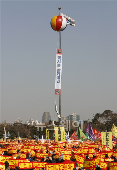 '택시 생존권 사수 전국 비상 합동총회'에 전국에서 모인 택시 노동자들이 참가하고 있다. ⓒ 김준영 기자