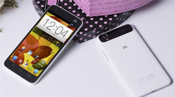 5인치 풀HD 화면, 쿼드코어 프로세스, 1300만 화소 카메라를 탑재하고도 두께가 6.9mm에 불과한 중국 업체 ZTE의 최신 LTE 스마트폰 '그랜드S'. ⓒZTE 홈페이지