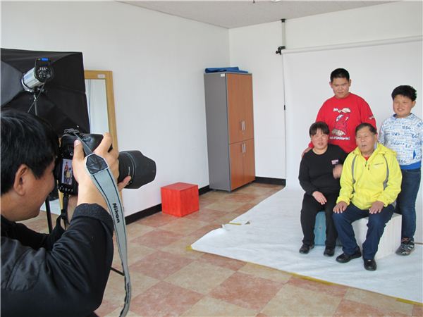 전북은행, 장애인·다문화 가정에 가족사진 무료 촬영 기사의 사진