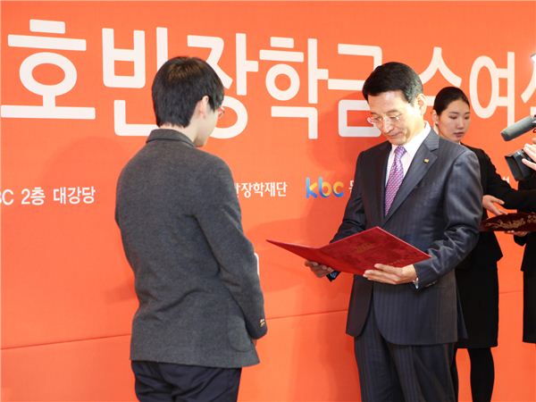 22일 KBC광주방송국 대강당에서 장학금을 전달하는 김상열 호반건설 회장(우) ⓒ호반건설