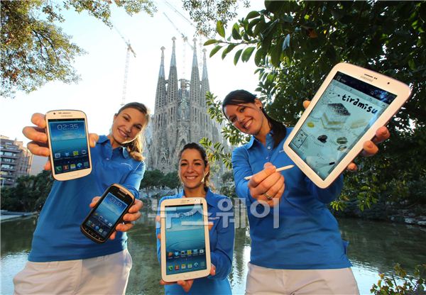 삼성전자 모델들이 스페인 바르셀로나에서 열리는 'MWC 2013' 개막 하루 전인 24일(현지시간)에 성가족 성당(Sagrada Familia)에서 보급형 LTE폰 '갤럭시 익스프레스, 아웃도어 특화 스마트폰 '갤럭시 엑스커버2', 8인치 화면에 S펜이 탑재된 '갤럭시 노트 8.0'(왼쪽부터)등을 선보이고 있다. ⓒ삼성전자 제공