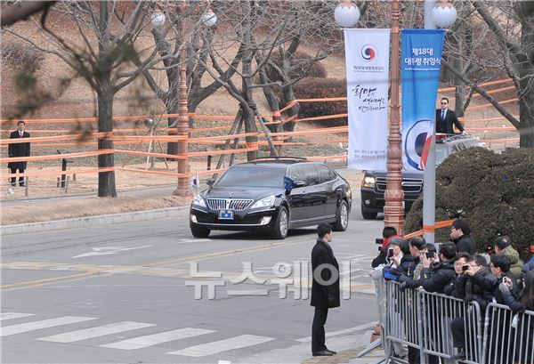 박근혜 대통령의 차량이 취임식 행사장에 들어서고 있다.  ⓒ 김준영 기자