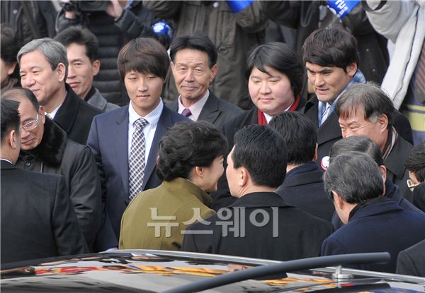 박근혜 대통령이 입장하여 장미란 전 역도 국가대표, 박찬호 한국인 첫 메이저리거 등 국민대표들과 인사를 나누고 있다.  ⓒ 김준영 기자