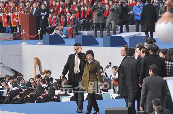박근혜 대통령 단상에 올라 참석한 국민들에게 손을 흔들며 인사하고 있다.  ⓒ 김준영 기자