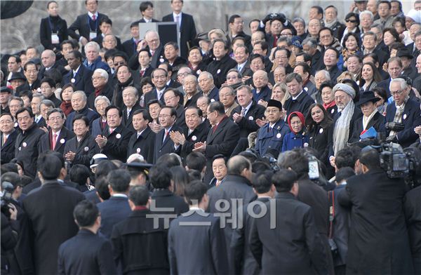 취임식에 참석한 내빈들이 박근혜 대통령을 박수로 맞이하고 있다.  ⓒ 김준영 기자