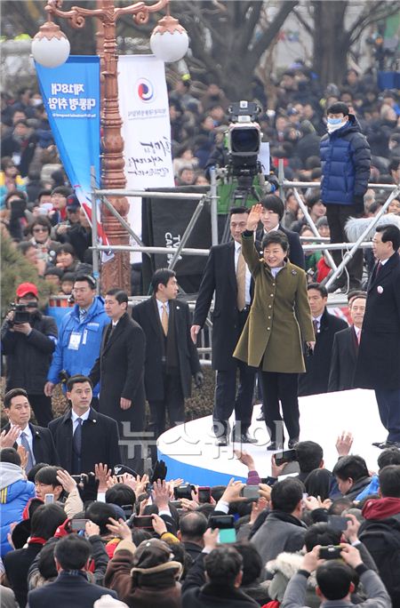 박근혜 대통령 취임식 행사장을 퇴장하며 국민들이 환호에 화답하고 있다.  ⓒ 김준영 기자