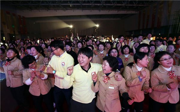 26일 경기도 고양 킨텍스에서 열린 제42회 야쿠르트대회에 참석한 야쿠르트 아줌마들이 흥겨운 시간을 보내고 있다. ⓒ 한국야쿠르트