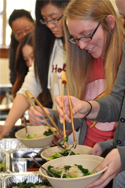 26일 미국 UCLA에서 진행된 비비고의 '찾아가는 한식 세미나'에 참석한 대학생들이 비빔밥을 직접 만들고 있다. ⓒ CJ푸드빌