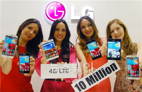 LG전자 모델이 LG전자의 스마트폰을 들고 포즈를 취하고 있다. 왼쪽부터 '옵티머스 G Pro', '옵티머스 G', 옵티머스 Vu:2, '옵티머스 G',옵티머스 Vu:2,'옵티머스 G Pro'. ⓒLG전자 제공