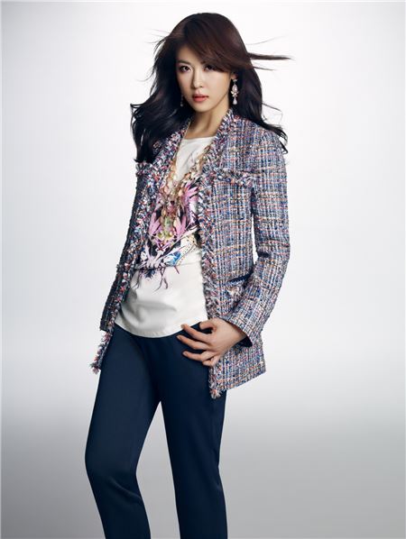 간절기 패션, '로맨틱 트위드 재킷'으로 스타일 '업' 기사의 사진