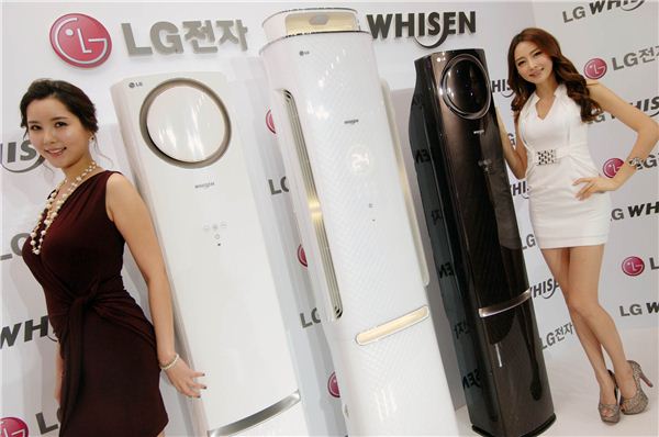 LG전자가 6일 남산 반얀트리에서 개최한 ‘2013년 휘센 에어컨 신제품 발표회’에서 모델들이 ‘손연재 스페셜 G’ 제품을 소개하고 있다. ⓒLG전자 제공