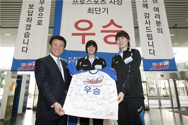 사진 왼쪽부터 조준희 은행장,  김희진 선수, 박정아 선수