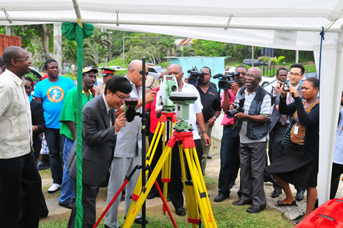 지적측량장비를 시연하는 임기모 주 자메이카 대사(왼쪽)와 로버트 피터즈길 자메이카 국토부 장관 ⓒ지적공사