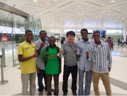 에티오피아 아다마공과대 학생들 카타르 도하공항 도착 모습ⓒ현대건설