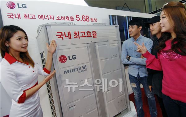 LG전자(대표 구본준)가 12일부터 15일까지 일산 킨텍스에서 열리는 ‘2013 한국국제냉난방공조전’에서 국내 최고 효율을 달성한 시스템에어컨 '2013년형 멀티브이슈퍼4’를 처음으로 선보였다. LG전자 모델이 신제품을 소개하고 있다. ⓒLG전자 제공