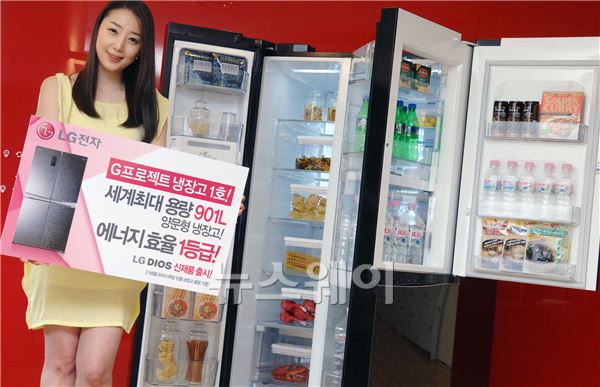 LG전자(대표 권오현)가 양문형 세계 최대 용량 901리터 냉장고 신제품을 14일 출시한다. 모델이 'G프로젝트' 냉장고 첫번째 신제품 앞에서 포즈를 취하고 있다. ⓒLG전자 제공