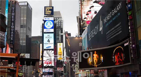삼성전자(대표 권오현)는 지난 4일 미국 뉴욕 타임스퀘어를 시작으로 영국 피카딜리 서커스, 홍콩섬 하코트앤파이오니어 빌딩에 'BE READY 4 THE NEXT GALAXY' 라는 대형 광고판을 설치하며 차세대 갤럭시에 대한 글로벌 마케팅 활동에 돌입했다. 삼성전자는 현지시간으로 14일 미국 뉴욕 라디오 시티 뮤직홀에서 차세대 전략폰 런칭행사를 진행할 계획이다. ⓒ삼성전자 제공