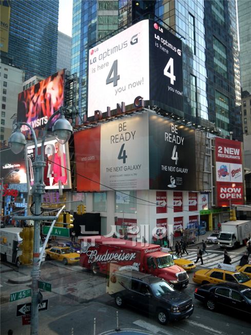 LG전자(대표 구본준)는 현지시각 13일부터 뉴욕 타임스퀘어에 위치한 광고판을 통해 ‘옵티머스 G’의 새 광고를 게시하고 있다. LG전자는 출시 후 호평이 지속되고 있는 옵티머스 G의 우수성을 강조하기 위해 새 광고를 준비했다고 밝혔다. ⓒLG전자 제공
