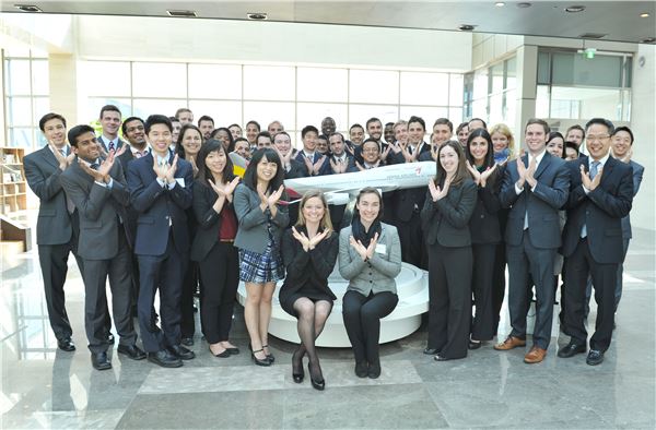 미국, 유럽, 아시아권 학생들로 구성된 예일대 MBA 소속 학생 45명이 14일 서울 오쇠동 아시아나항공 본사를 방문해 포즈를 취하고 있다. ⓒ 아시아나항공