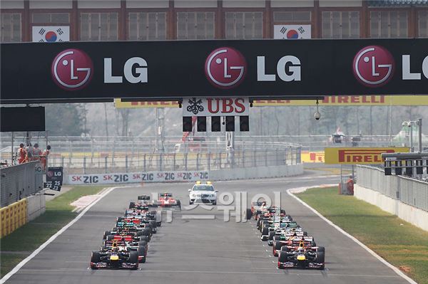 지난해 10월 전남 영암에서 개최된 '2012 F1 한국 그랑프리'에서 자동차 경주장 곳곳에 설치된 LG전자 광고. ⓒLG전자 제공