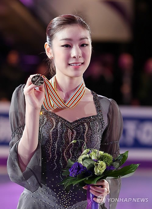 한국의 피겨여왕 김연아가 17일(한국시각) 2013 국제빙상경기연맹(ISU) 세계피겨선수권대회 여자싱글에서 우승한 후 시상식에서 우승메달을 들어 보이고 있다. ⓒ연합뉴스 제공