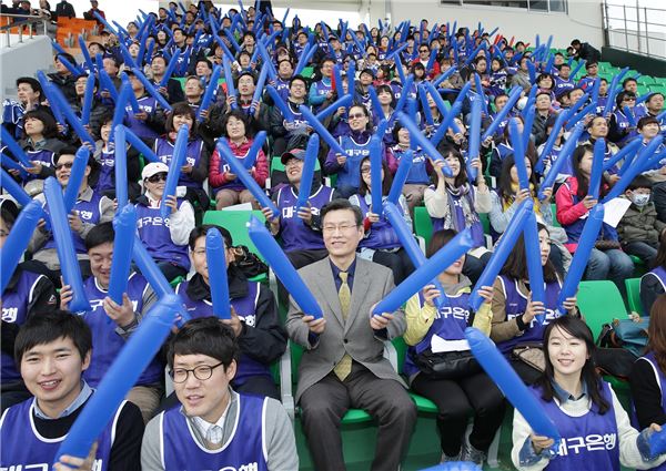 16일 경북 경주 시민운동장에서 열린 한수원 축구단 개막전 경기에서 하춘수 대구은행장(둘째줄 가운데)과 임직원들이 응원을 하고 있다.