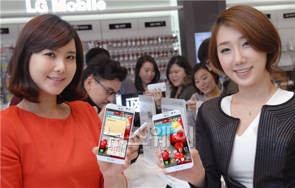 서울 강남구 청담동 LG베스트샵 강남본점에서 고객들이 지난달 21일 본격 판매가 시작된 '옵티머스 G Pro'를 시연해 보고 있다. 사진제공=LG전자