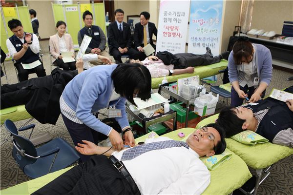 20일 오전 서울 마포 공덕동 신용보증기금 본사 20층에서 신보와 중소기업 임직원이 단체 헌혈을 하고 있다.